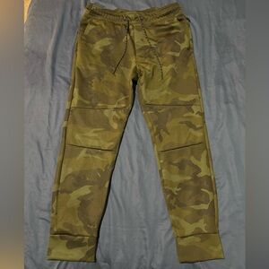 American Eagle men’s camo green joggers